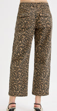 Load image into Gallery viewer, Relaxed leopard pants
